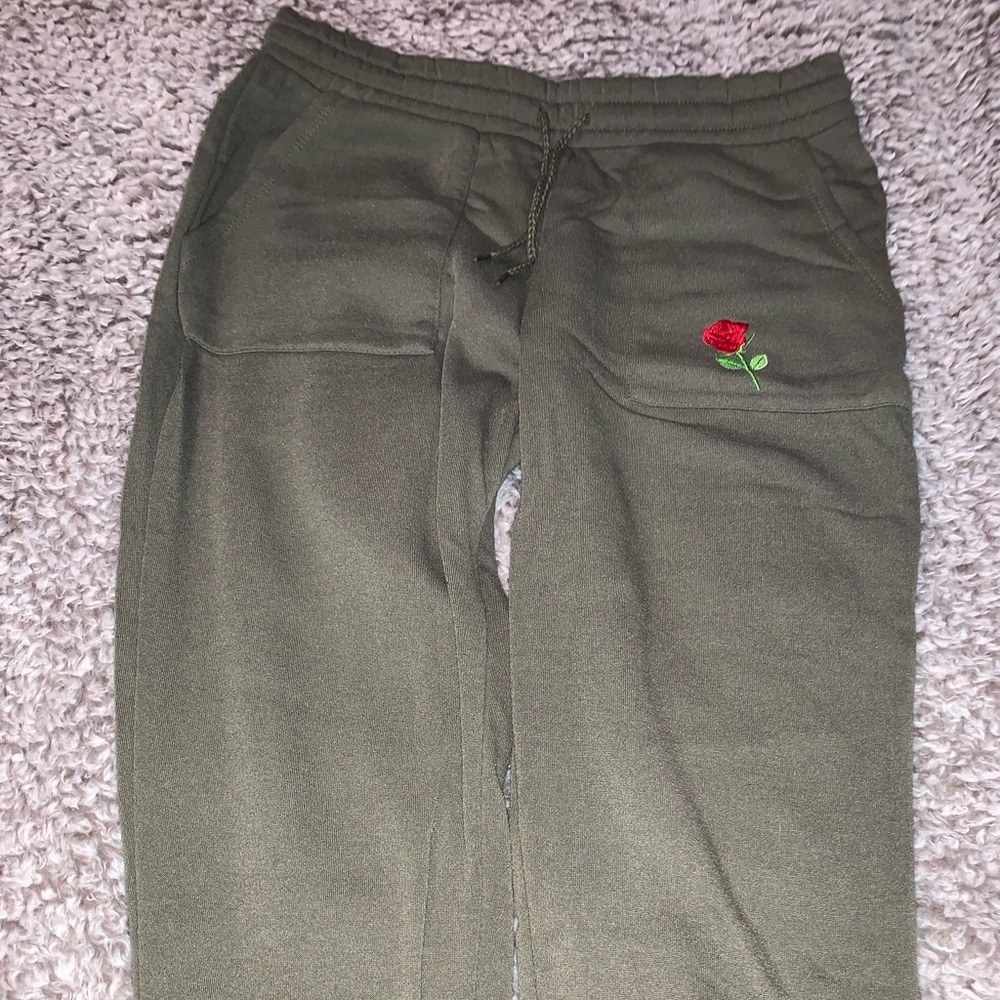 Camo green sweatpants with rose detail